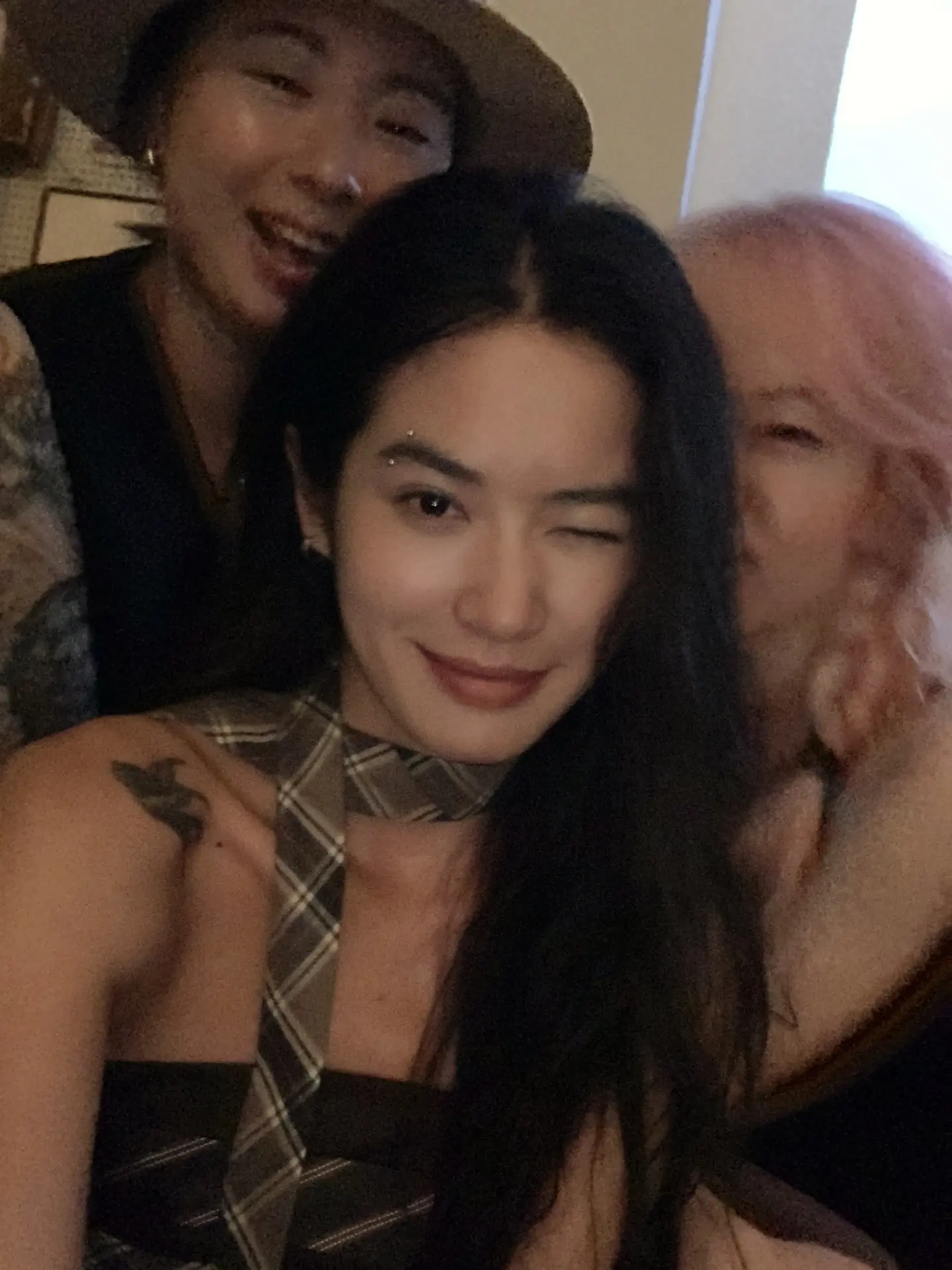 不顾朋友死活的新皮肤自拍