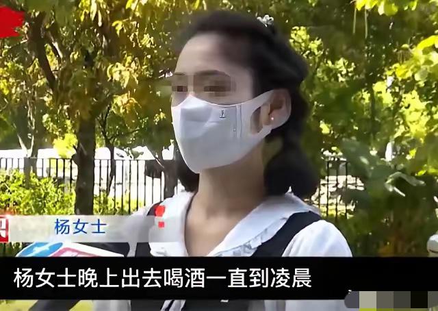 喝酒误事啊！一年轻女孩晚上跟朋友外出喝酒，喝完之后她准备打车回家，上车的时候还有