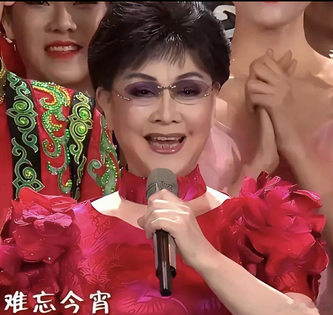 今年的春晚最意难平的，不是看不到赵本山，也不是看不见孙涛，而是见不到陪伴了我们2