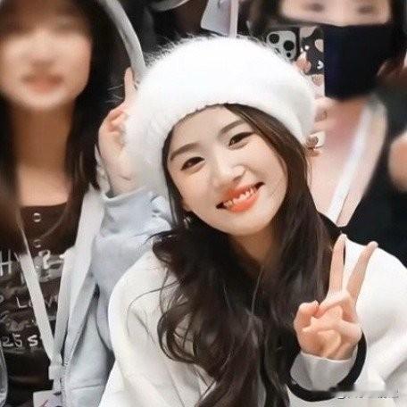 卢昱晓这波回应也太戳心了吧！杀青现场见粉丝蹲地合照，她直接穿高跟鞋双膝跪地，裤子