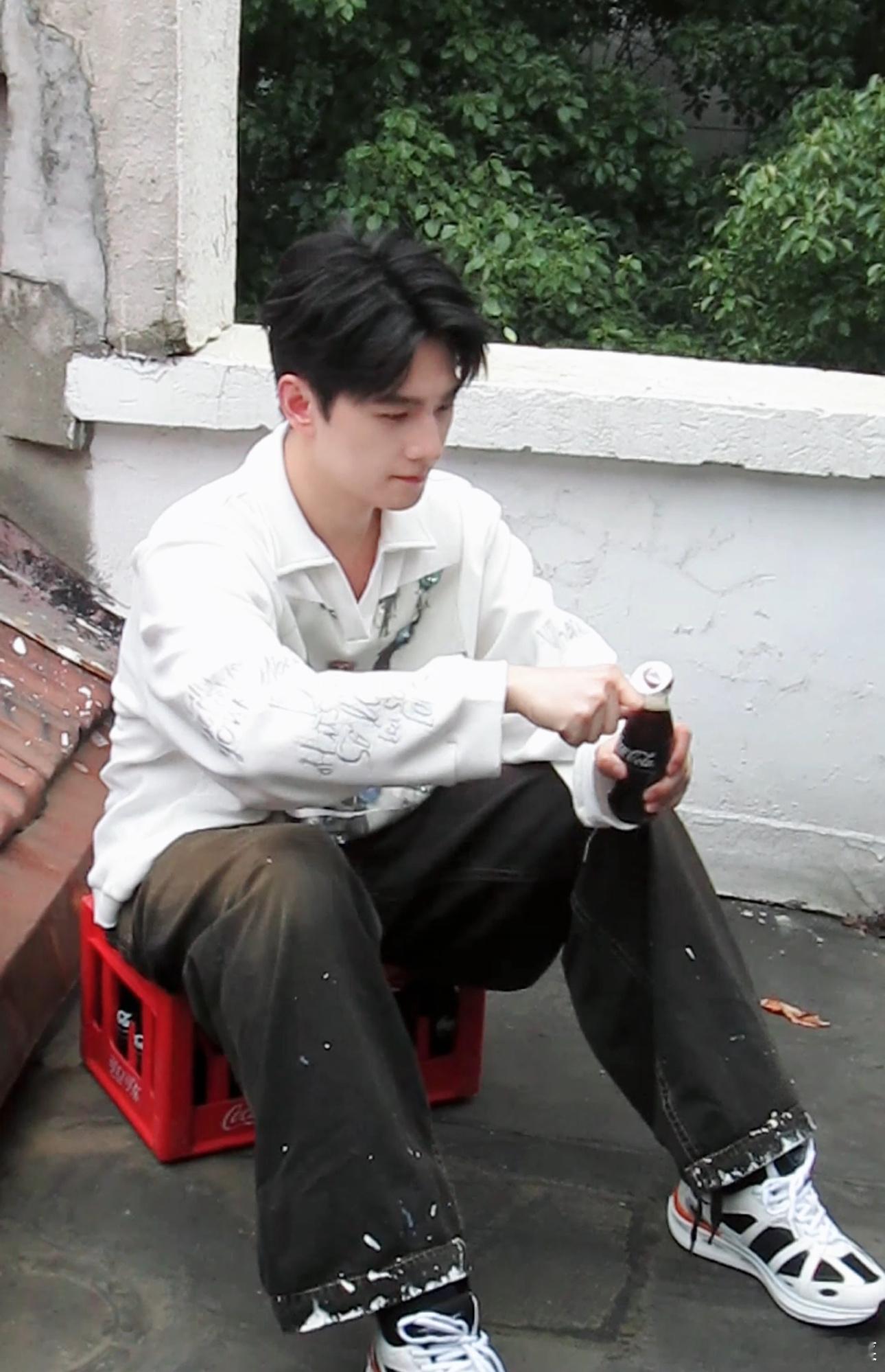 #巧了杨洋也穿了白色入镜#杨洋穿了白色，回到那个有汽水和蝉鸣声的夏天，如同梦中勾