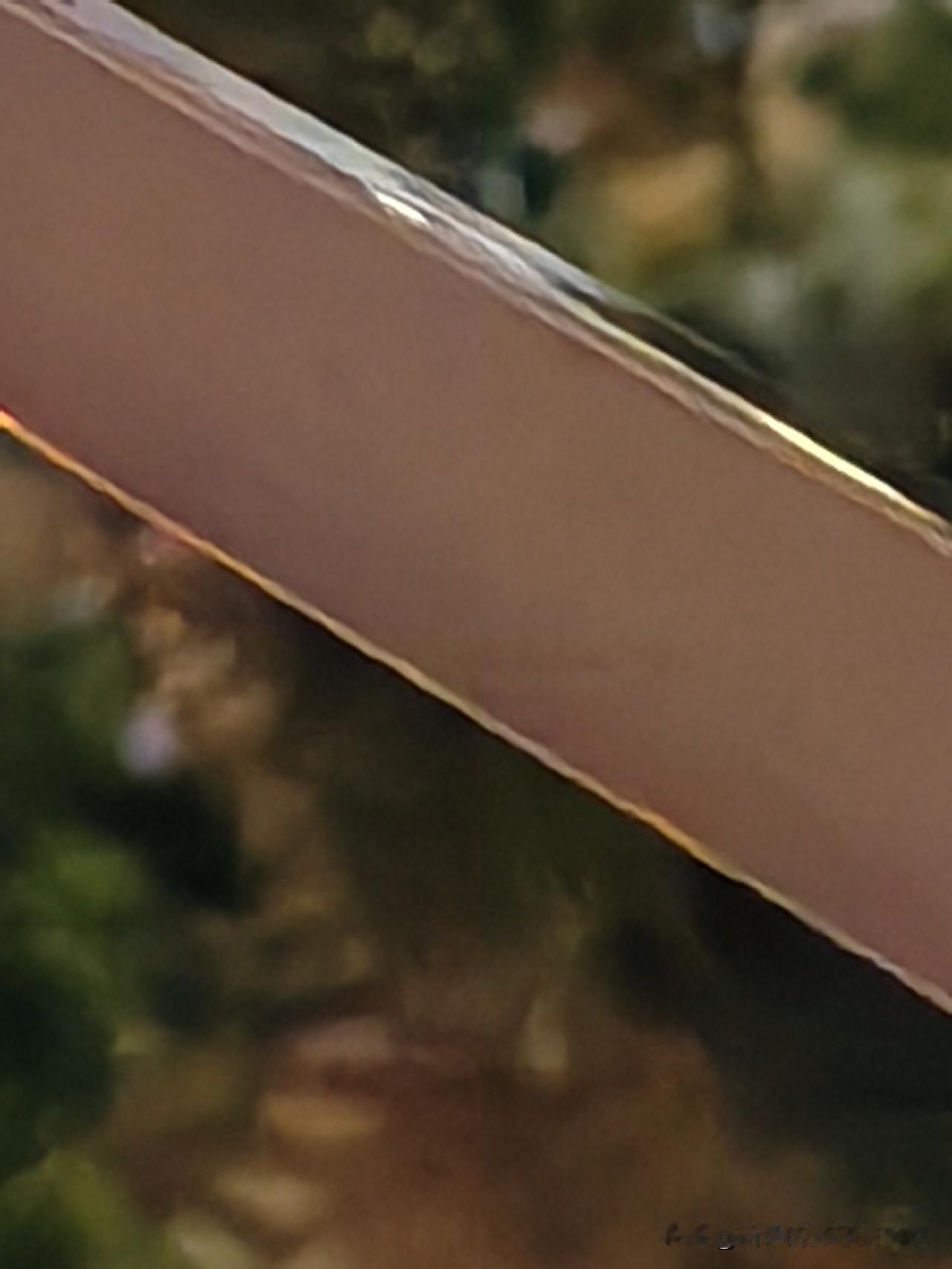 今晚绕着大操场跑了三圈，操场一圈接近400米，三圈下来，累趴了。