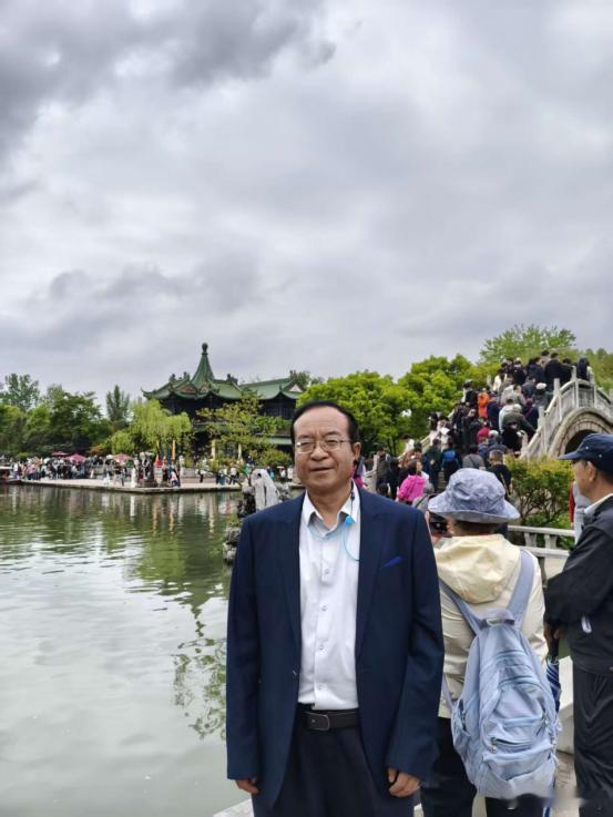 【大漠雄鹰下江南——杜兴华《扬州五咏》的雄柔之美】杜兴华先生邀我点评他的诗，其实