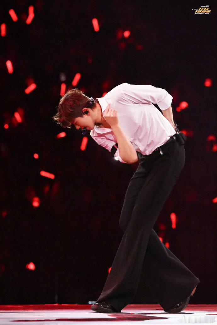 张杰又唱了一首一百年没唱过的歌 张杰新春开唱惊喜不停，连唱解锁宝藏老歌，全程尽兴