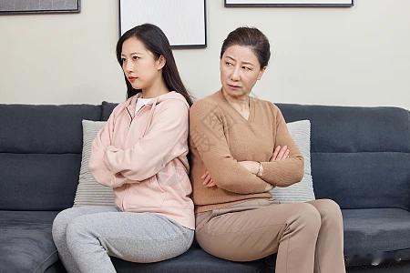 打伤丈夫住进医院，她一点愧疚都没有，还在网上放出狠话：婆婆不是妈，惹我就硬碰硬，