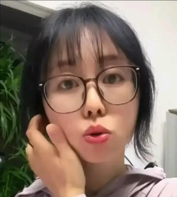 田静今晚又开播，镜头里她拿剪刀咔嚓两下，刘海就贴在脑门上。
她说前天刚洗头，自己