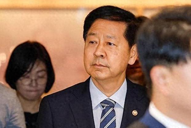 史上最尴尬出差：韩国副总理还没上飞机，就发现自己成了前副总理。8月30日，韩国副