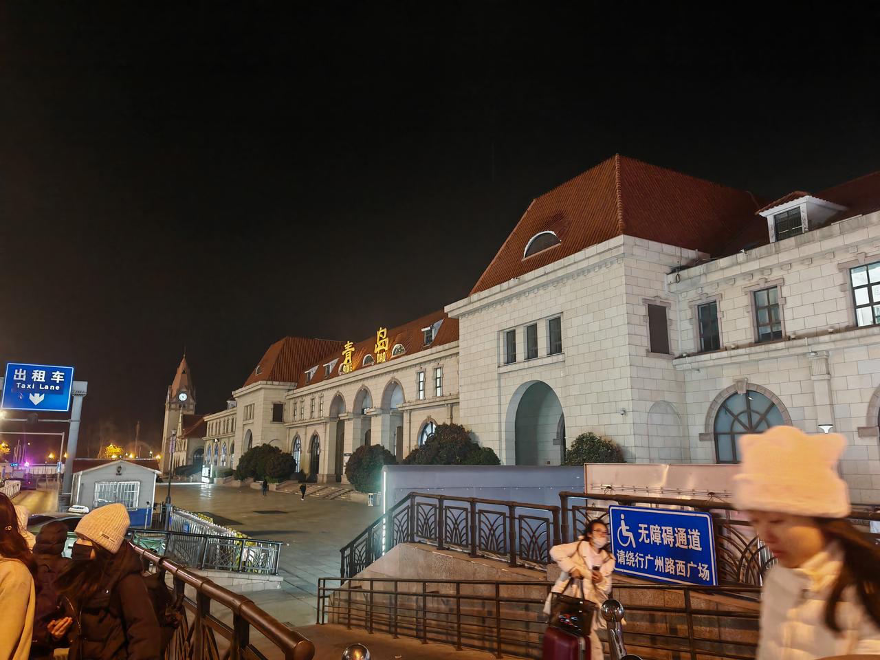 分享城市新鲜事灯红酒绿的霓虹灯，雪夜归家的城里人。