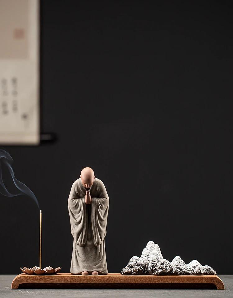 山静日长，香雾氤氲｜我的茶桌禅意诗
一炷线香，一缕轻烟，合十的小沙弥对着陶瓷雪山