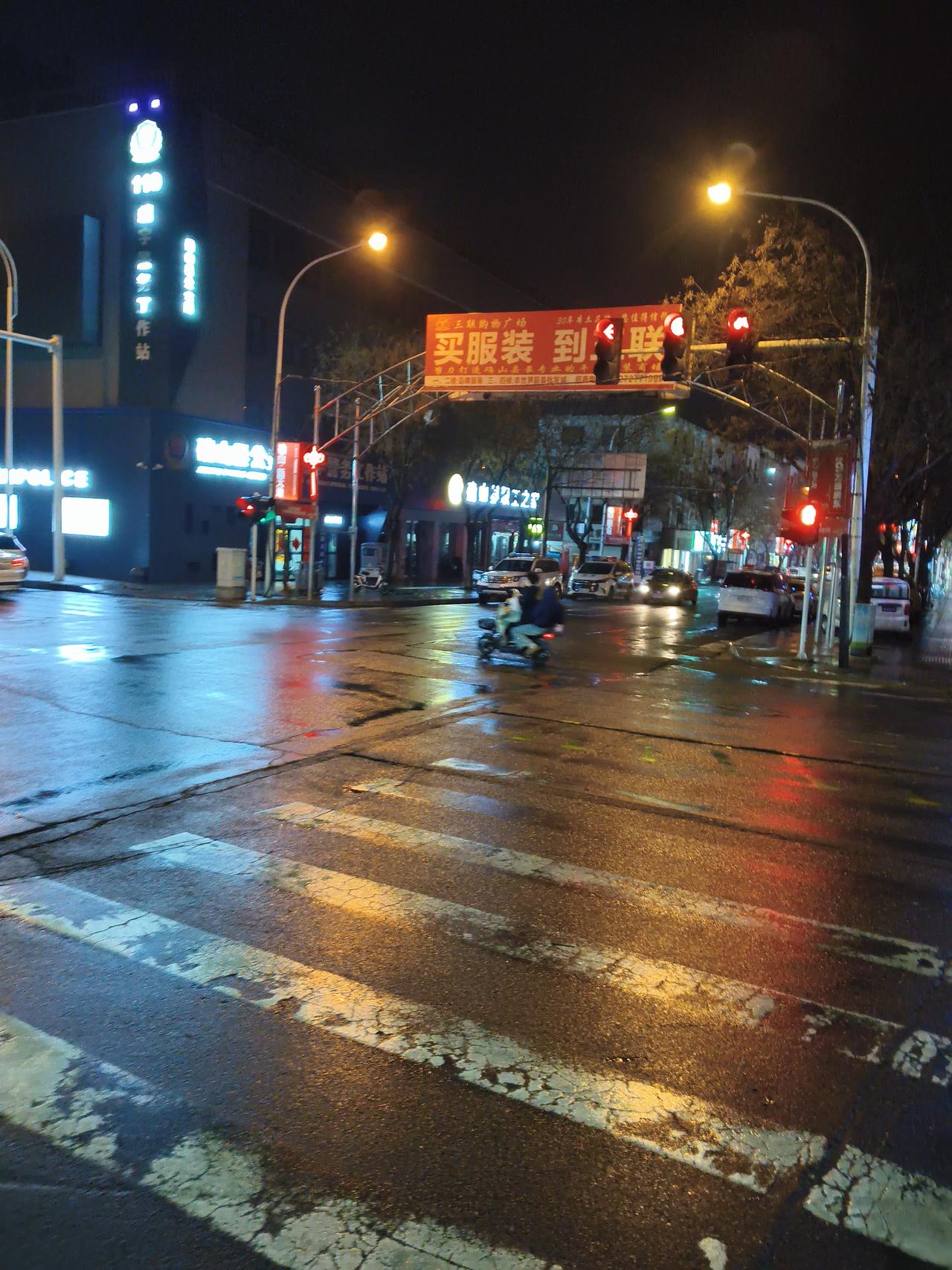 新年生活图鉴这几天仍然是在下雨，不停的下。可是也下不大，真的挺烦人的。像我这样不