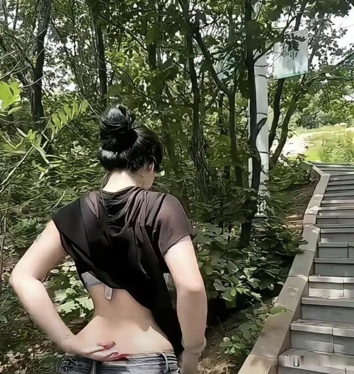 《追求炎夏的一絲清凉》
       求炎夏一絲清凉，饮食，空调和电扇首当其中，