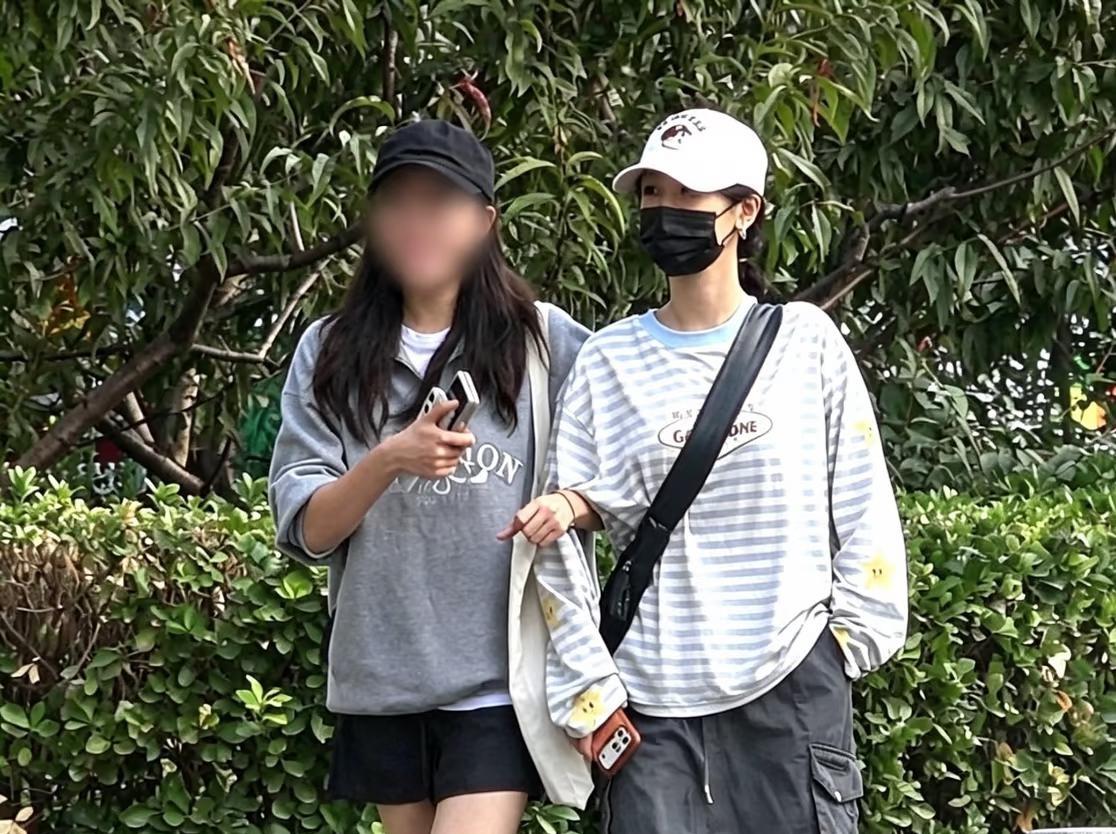 杨紫私服搭配身材五五分，和好友一起挽手走路好亲密