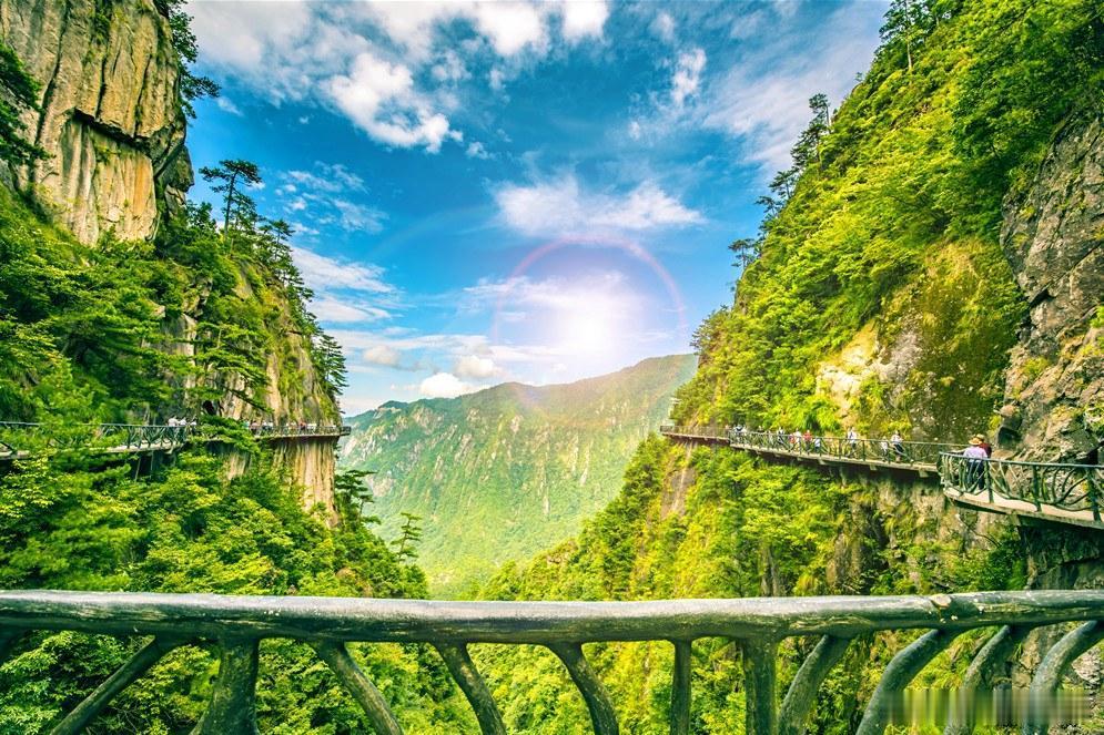 519中国旅游日微博旅行ing杭州临安大明山真的值得奔赴！沿着悬空栈道缓步前行，