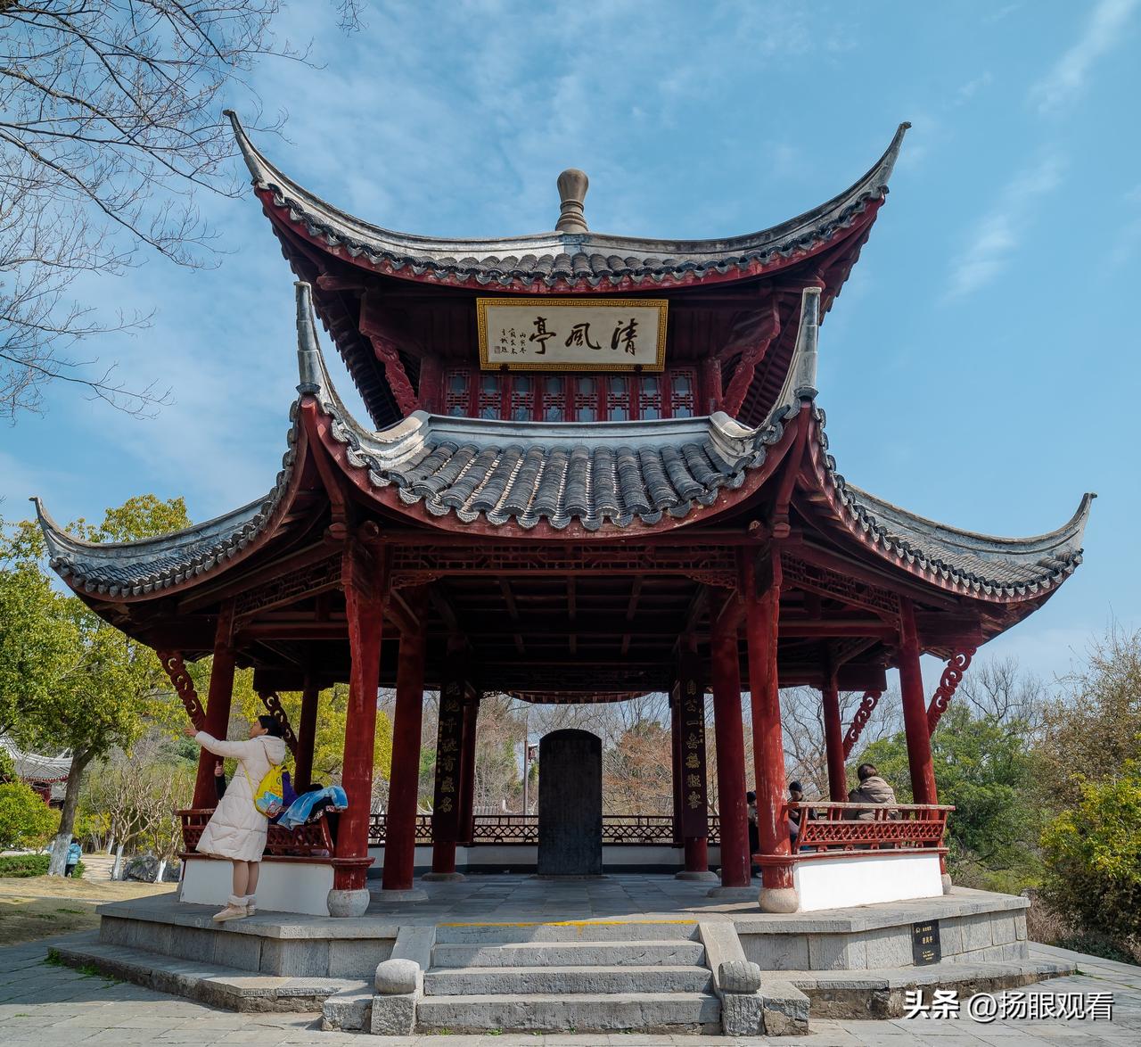 来到马鞍山的采石矶风景区，景区有座亭子叫清风亭，当你闲住清风亭里，感觉左右清风自