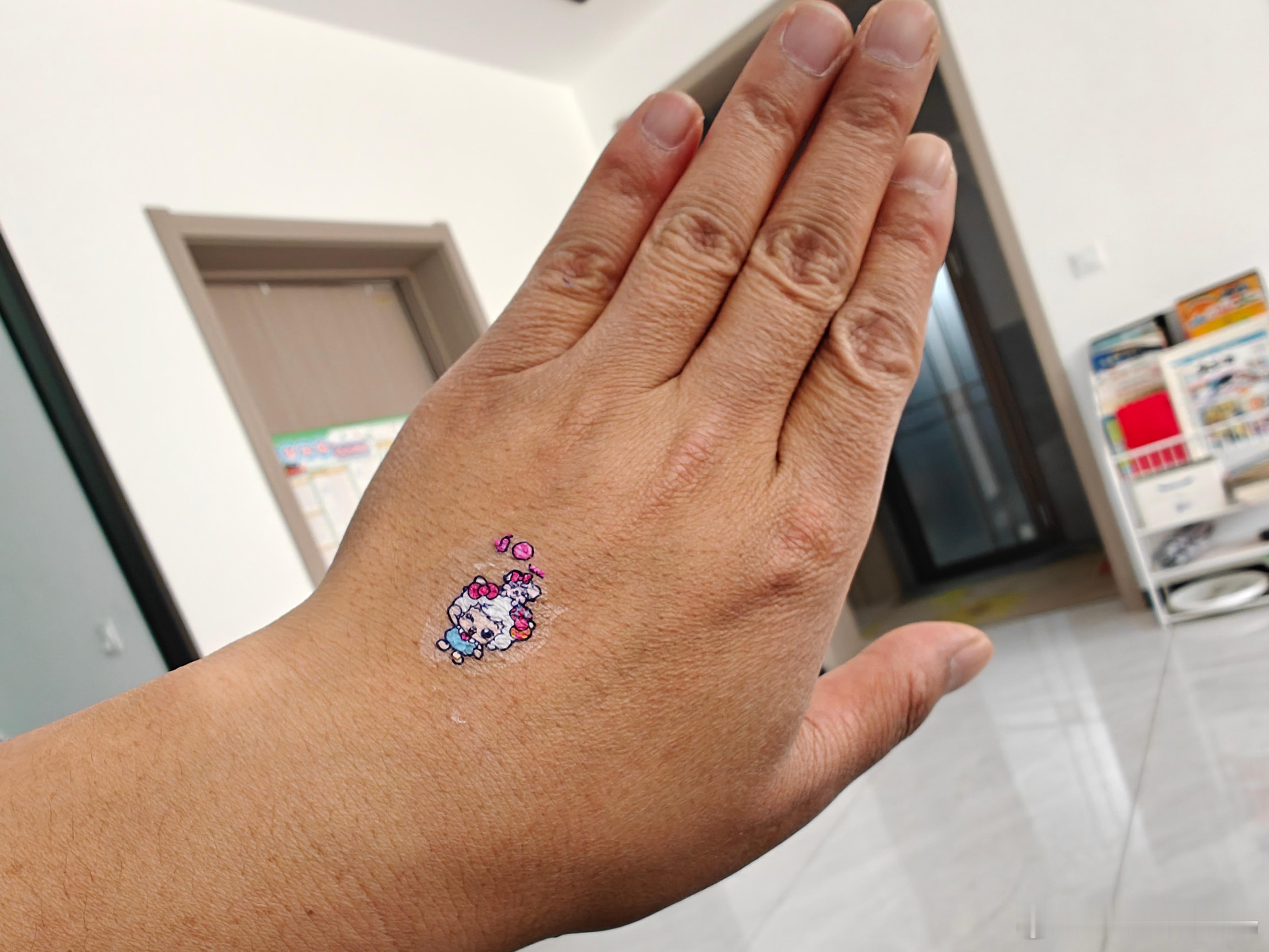 喜洋洋这下就有了，小孩子的快乐也许就这么简单吧！话说，这玩意怎么搞下去？搓了半天