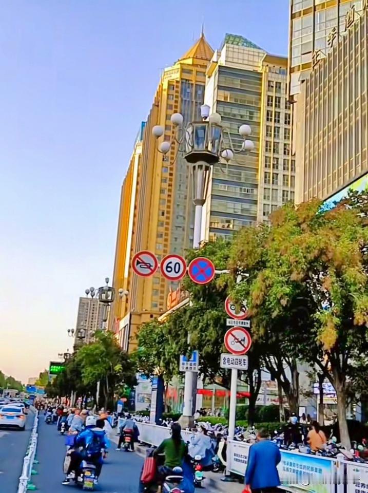 《鹧鸪天》
广场当年聚市哗，天桥横亘接商家。
清江铺里寻新物，书店窗前阅落霞。