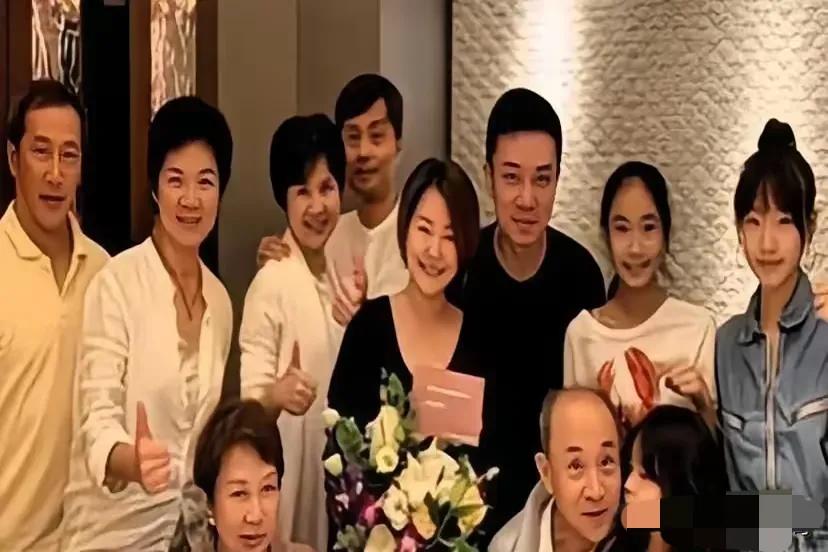 说实在的，小S也挺惨的！

自己是女孩，被爸爸、爷爷奶奶嫌弃。

生的是女儿，又