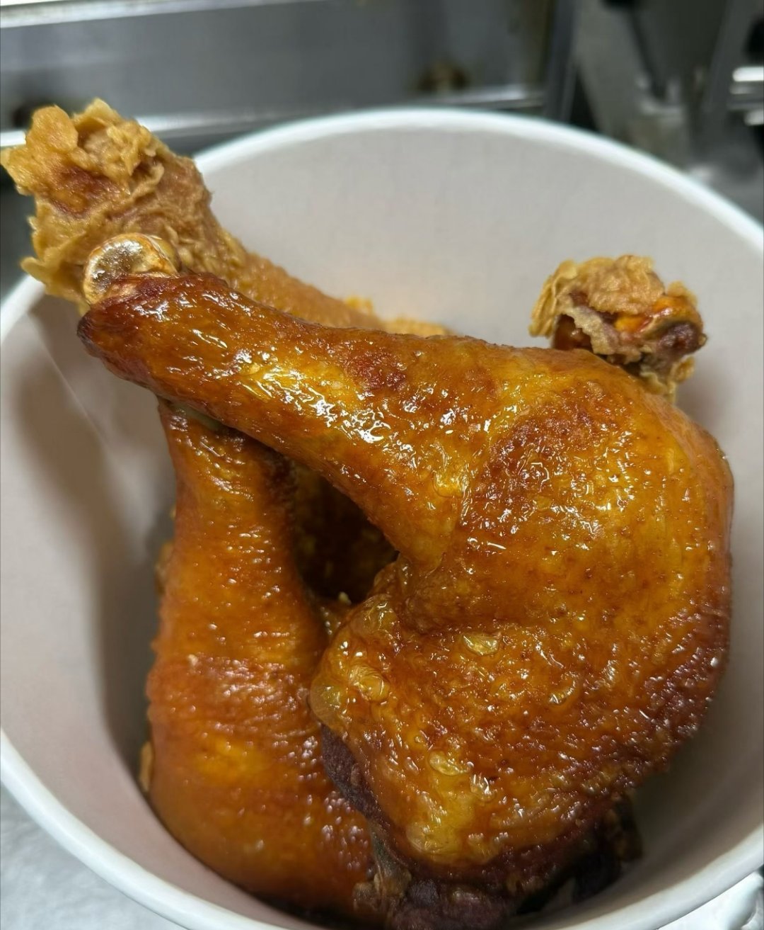 极氪回应1000万元设立鸡腿基金这波操作我爱了！给员工加鸡腿，听着就香～能想着让