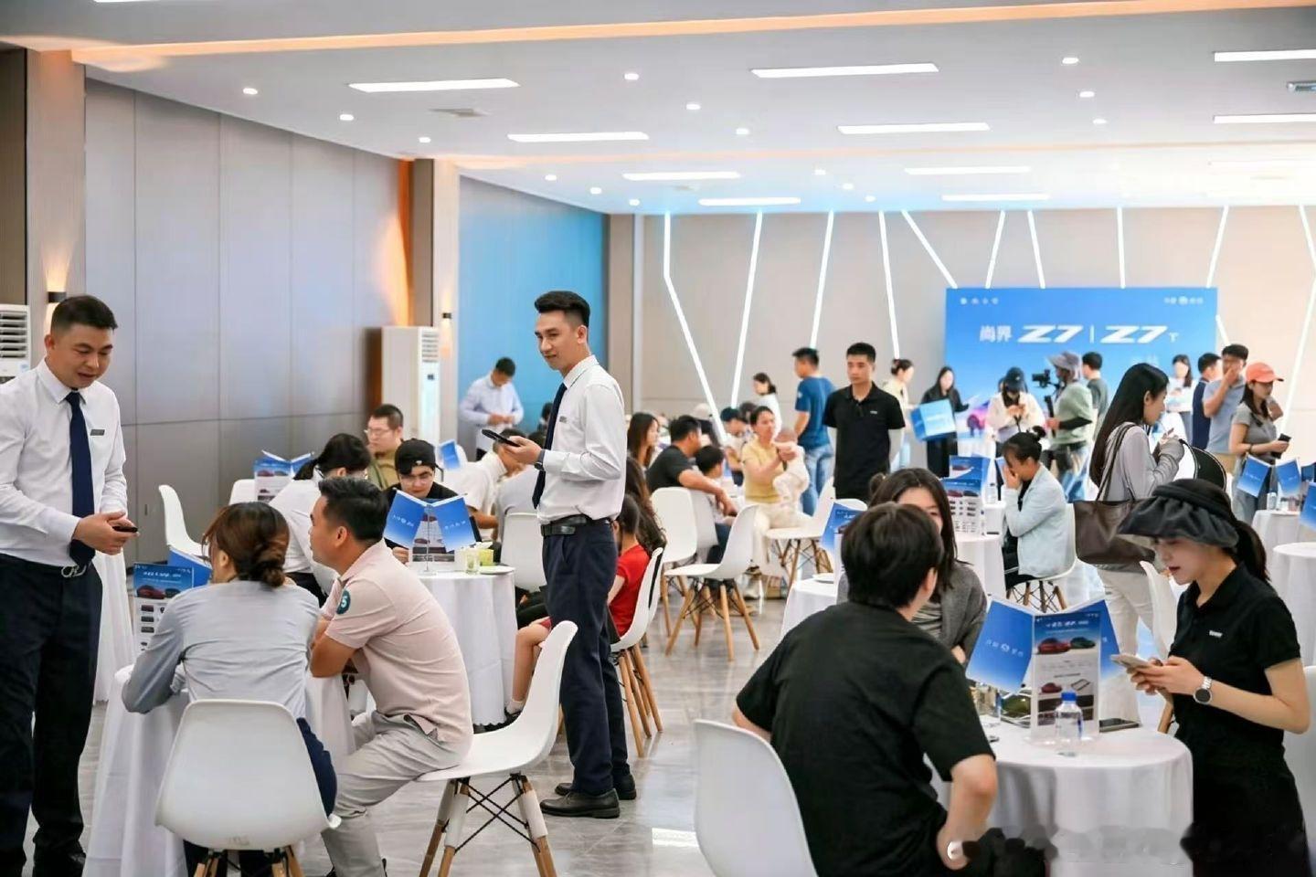 如果说尚界Z7/Z7在商场店人气爆棚是商场自然流的话那用户中心这阵仗就说明了一切