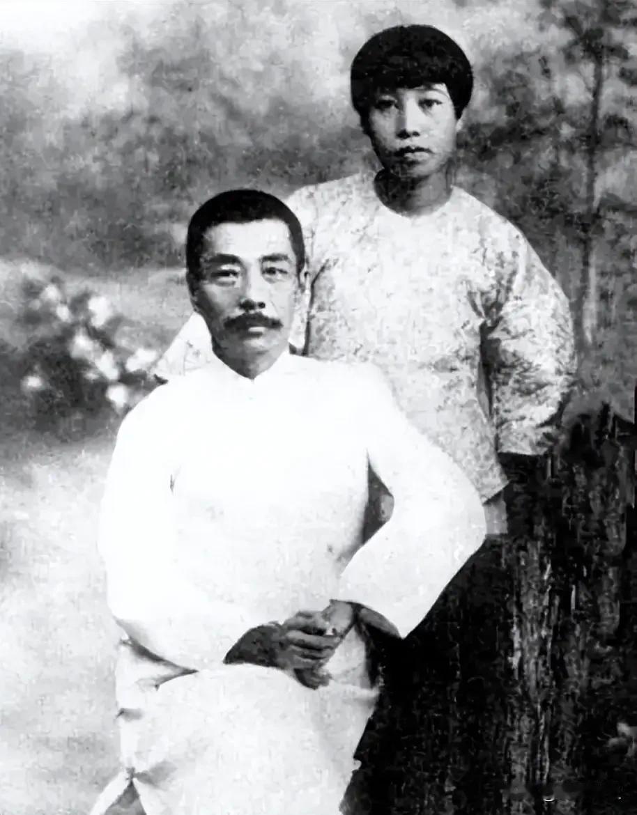 今天是中秋节，又适逢国庆节，双节同庆。100年前的今天，又是怎么样的场景？

1
