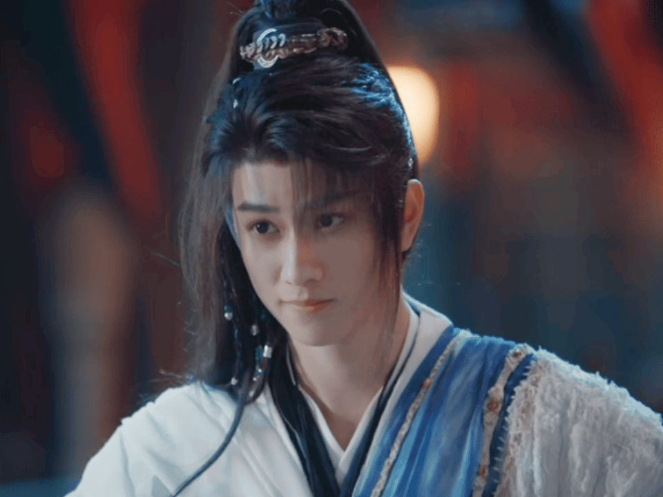 见过把生活过成偶像剧的，第一次见把片场变成青春纪念册的！林允镜头里的敖子逸会对着