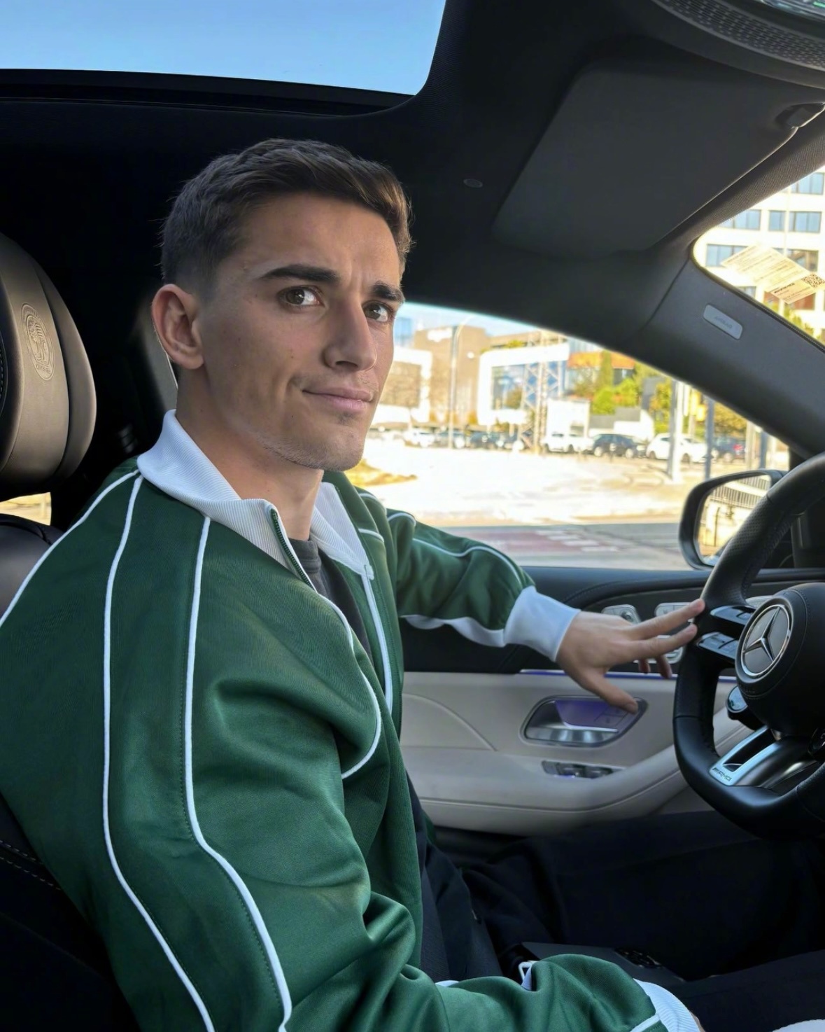 🚗加维已经从队友们副驾驶上的小男孩，成长为单手握方向盘可以独当一面的大人了👔