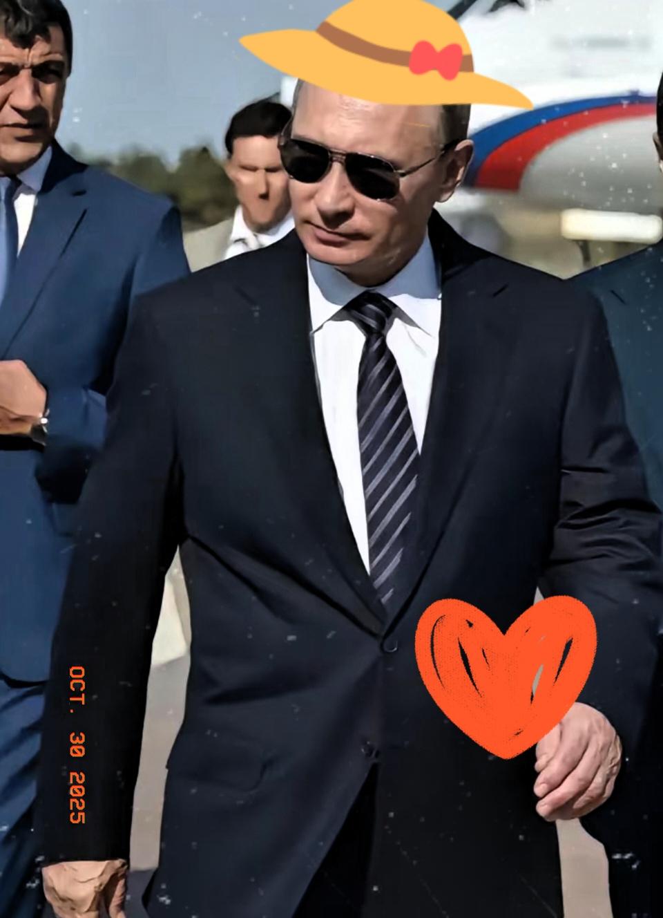 这一幕早有预兆！
10月29日，俄总统普京在莫斯科公开宣布，俄罗斯于28日成功完