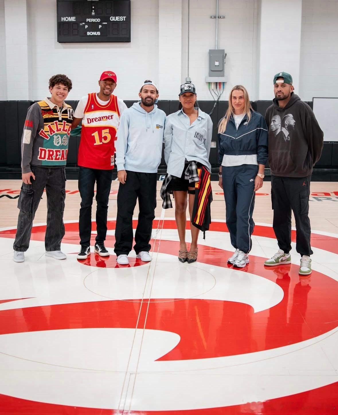 萨巴伦卡🎾x特雷·杨🏀参加亚特兰大表演赛的网球名将们，和NBA老鹰队明星球员