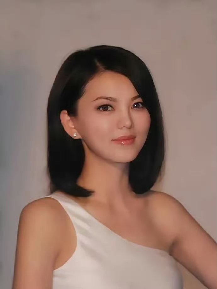 千万不要被李湘现在的外表迷惑，早期的李湘美的惊为天人，怪不得王岳伦对她一见钟情 
