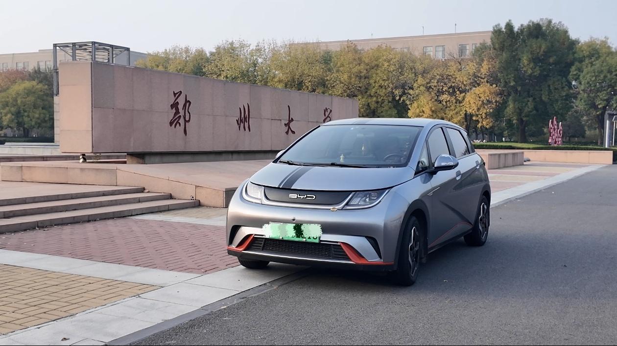 近年来，穿梭于全国各大高校校园时，不难发现比亚迪的各系列车型频繁出现在教职工停车