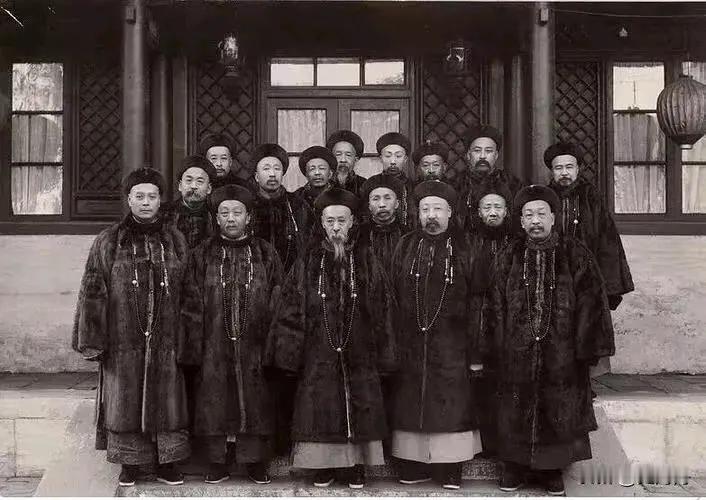 皇族内阁：合理却错误的选择？
1905年，清朝的政治舞台上，五位大臣如同英雄出征