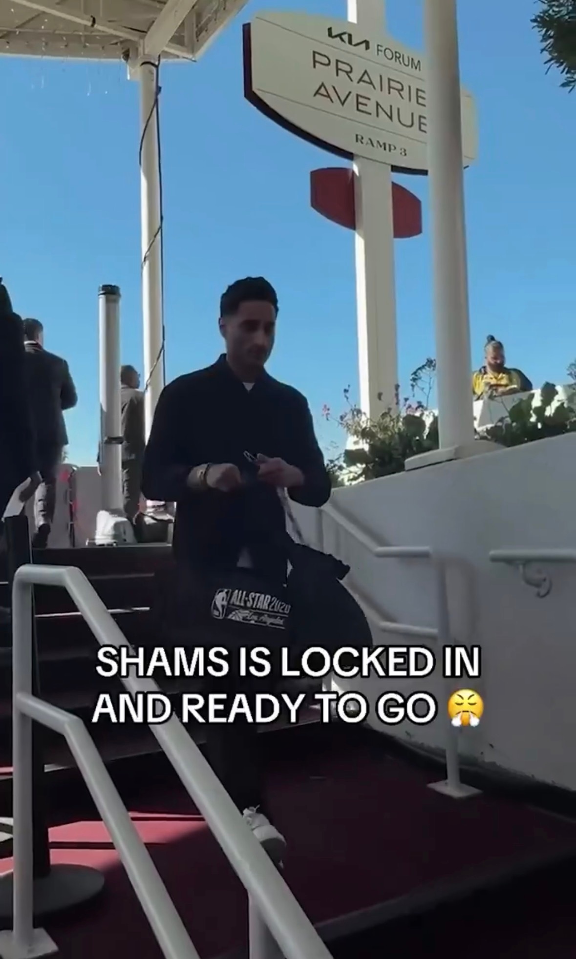 一会在演播室后方做名人赛，Shams出战，昨天看了看训练，挺准的还有这位，“基与