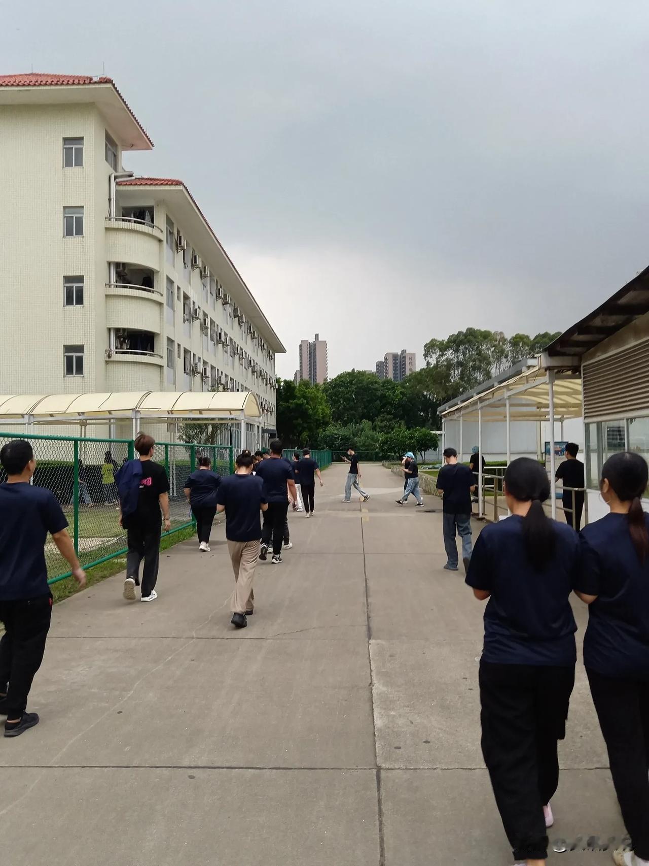 上班了，
致敬辛苦的打工人。
早上天已大亮，
不过此刻的天空黑乎乎的，
感觉要下