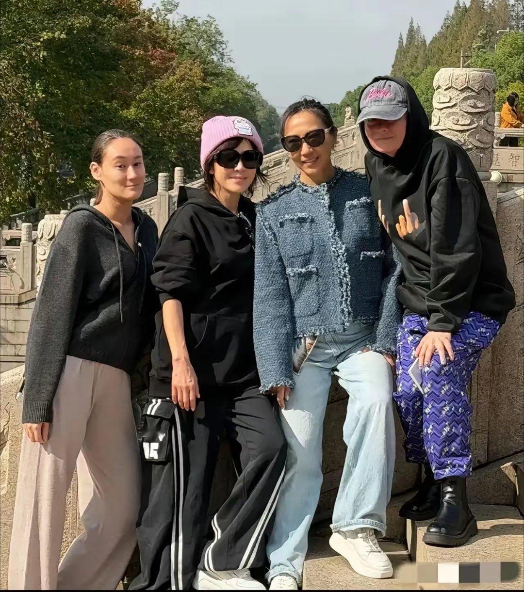 刘嘉玲同学聚会 刘嘉玲明显 看着比别同学年轻好多，钱真养人！ ​​​