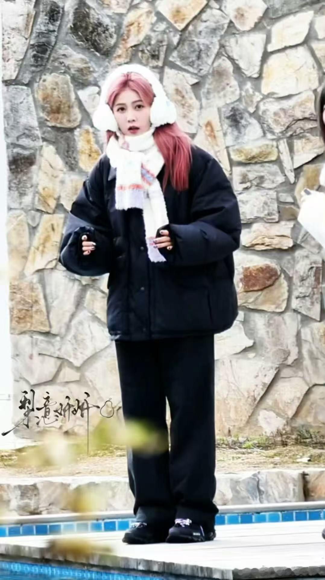 白鹿耳罩围巾造型 ​​​白鹿也太可爱了吧～毛茸茸的好有冬日氛围感！ ​​​