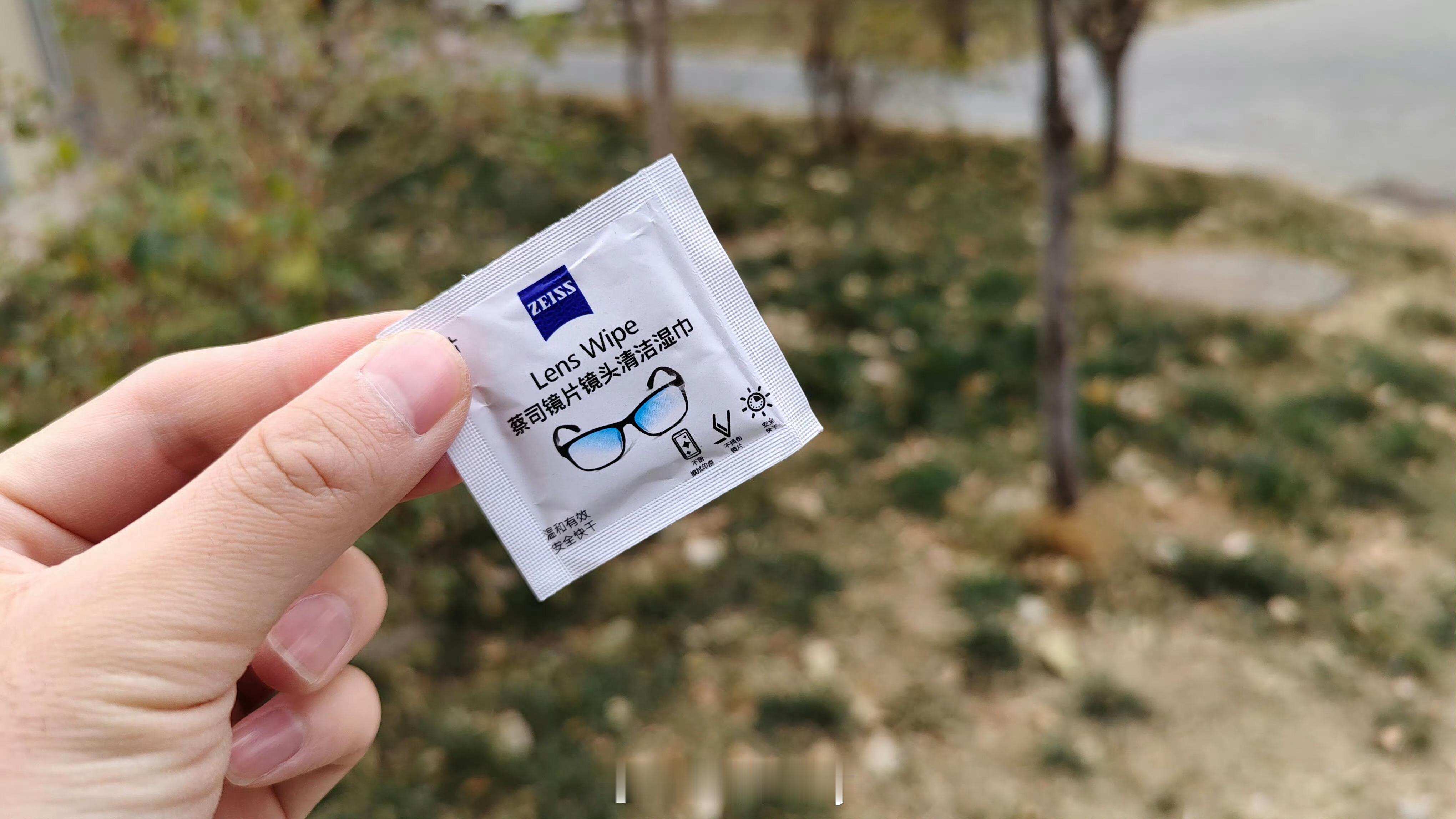 当我用洗洁精洗眼镜一年后 平时还是用擦镜纸多一点，确实方便省事也干净。就是有点小