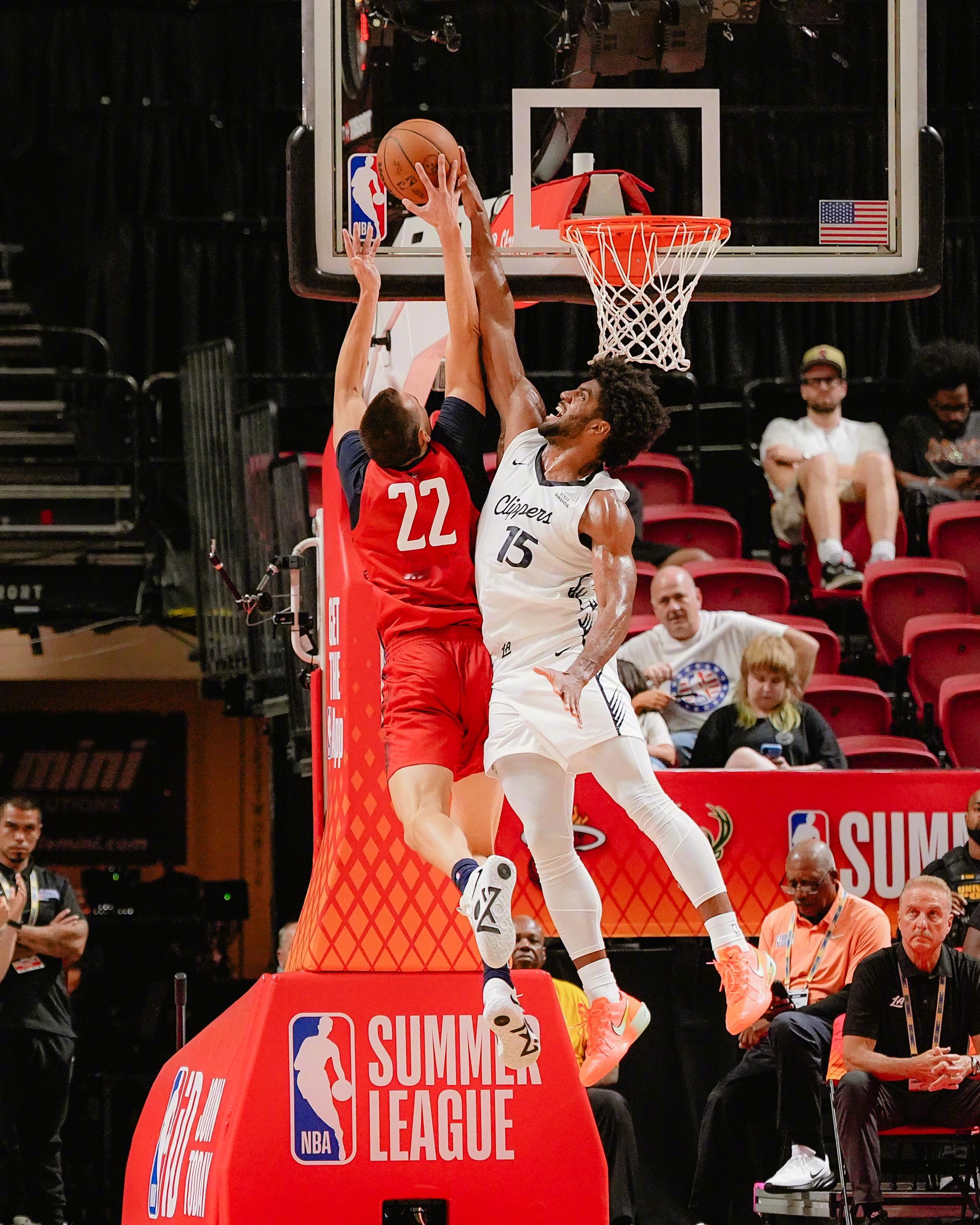 欧米尔11分15篮板3助攻2抢断1盖帽快船战胜奇才NBA夏季联赛