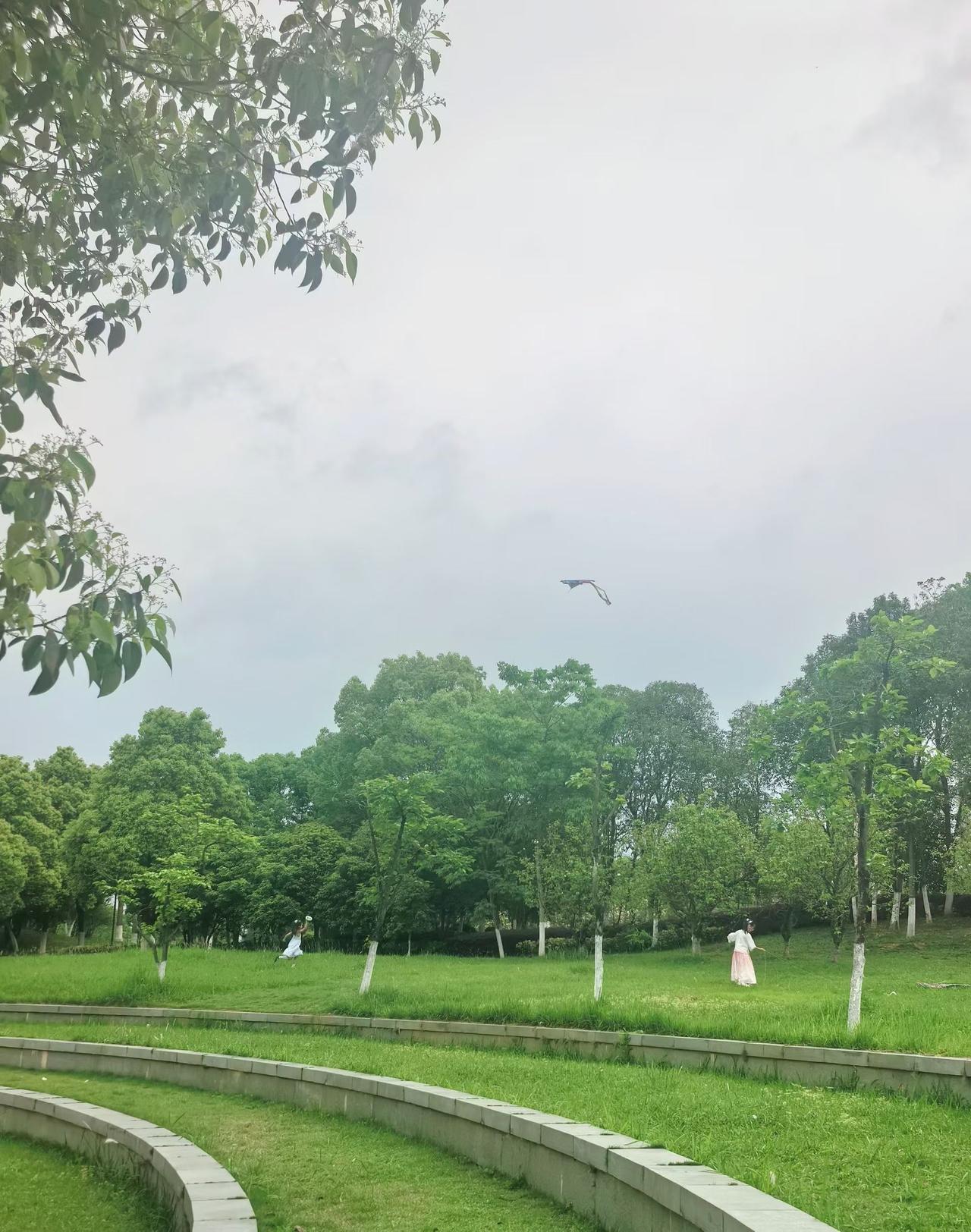 能分享一下你相册里的风景照片吗春天，春天来了，万物复苏、鸟语花香，人心思动，孩子