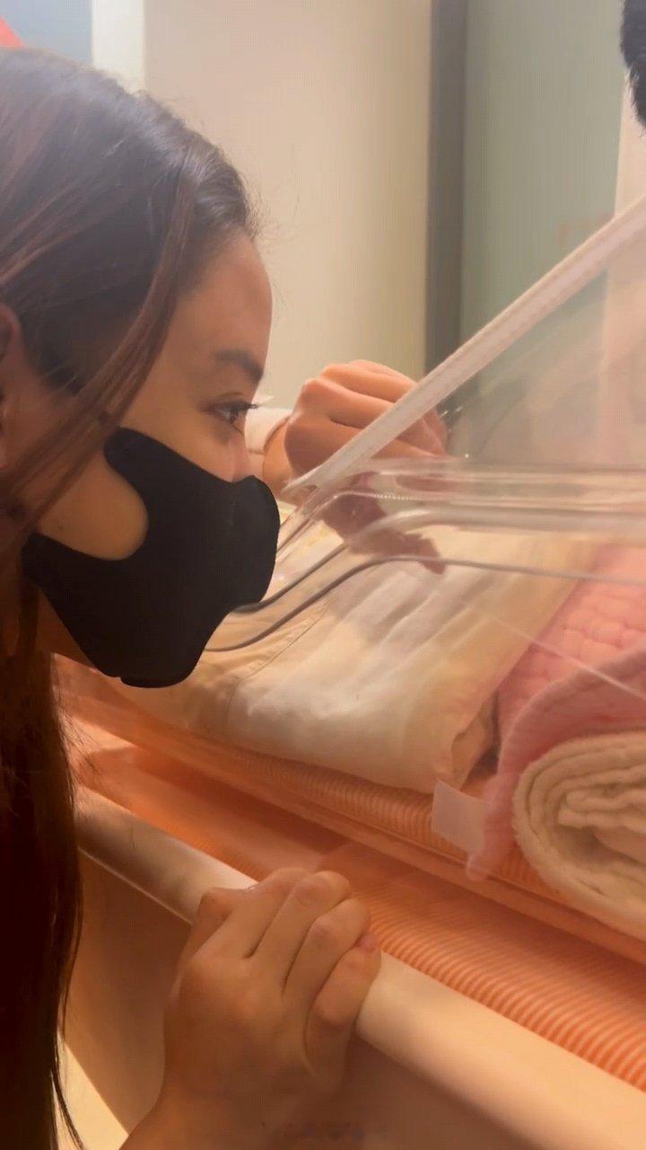 欧阳妮妮儿子出生照  欧阳妮妮一家三口同框 欧阳妮妮儿子出生了，一家三口同框好幸
