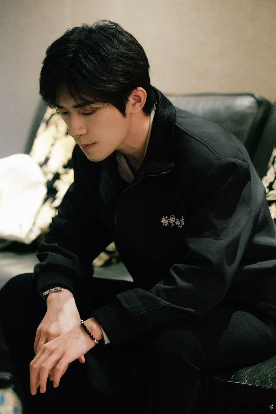 易烊千玺是有点演技症在身上 每次看千玺的戏都被惊艳，这段熬夜一条过的背影长镜头，