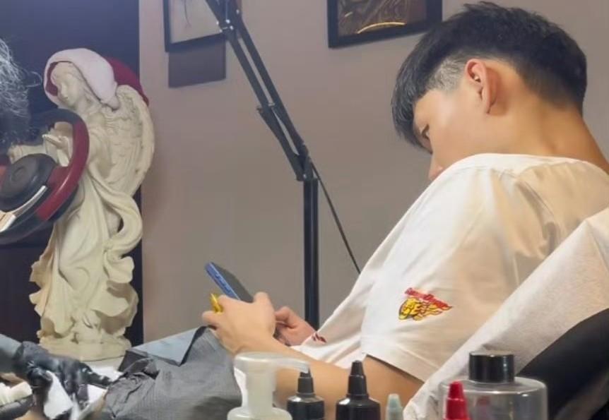 广东宏远U21队在南京参赛期间，球员李奕臻的一段画面引发讨论，镜头里他大腿根部有