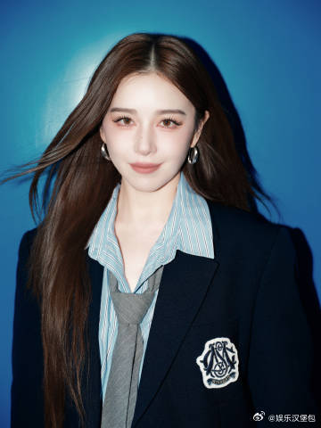 阚清子学姐你太美好了阚清子美式学院证件照美式校园风被阚清子轻松拿捏，条纹衬衫配灰