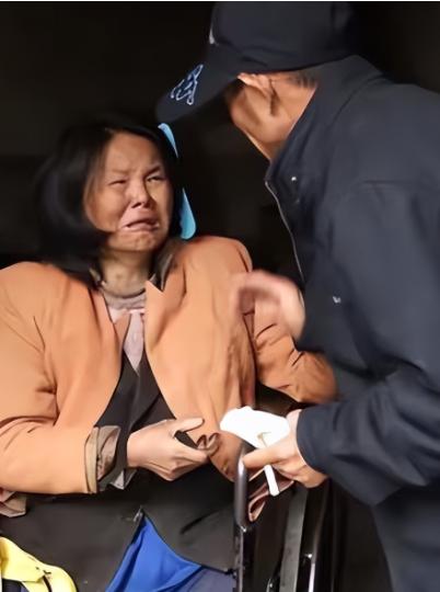 山东单县一位43岁光棍在街头偶遇一名截瘫女子，将她带回自家照料。岂料半年后，女子