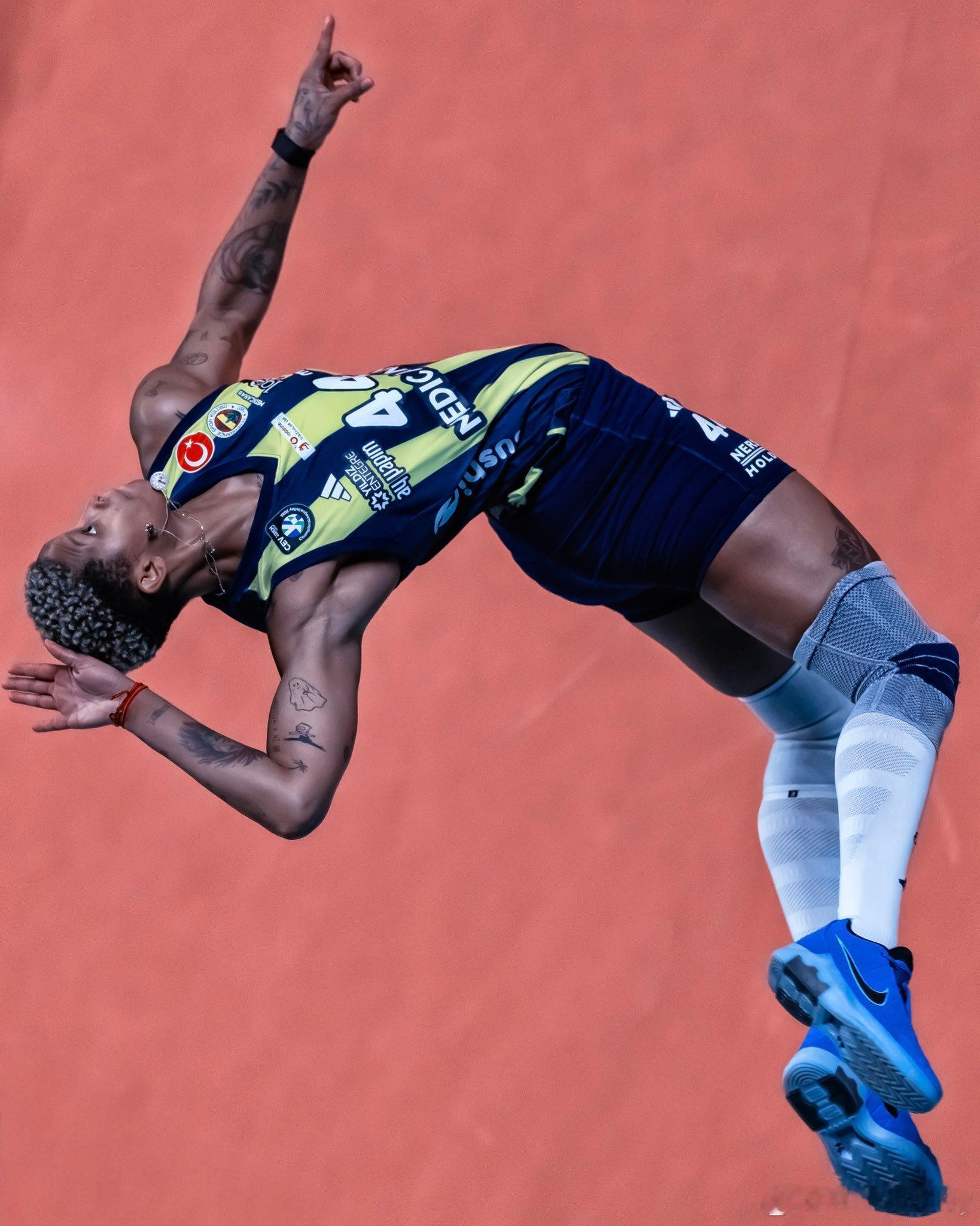 肌肉量爆棚的巴尔加斯。