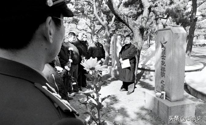 1952年，志愿军战士们正在坑道里沉睡，一名战士因闷热难耐无法入眠，便起身外出巡