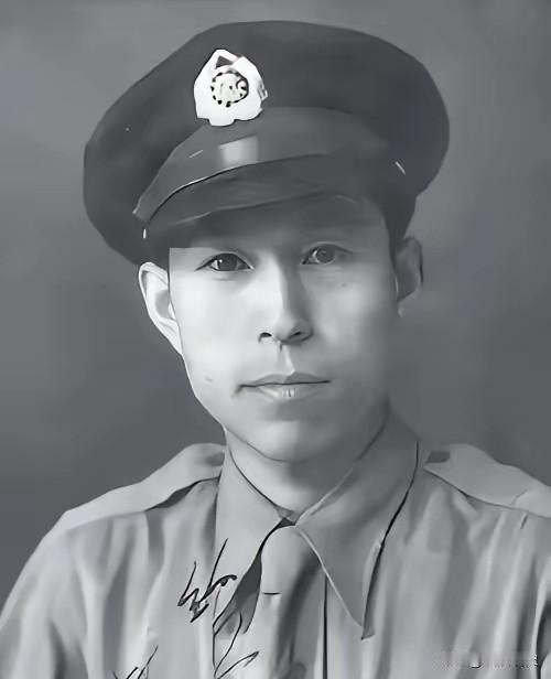 1944年，飞行员王光复在成功炸毁日军军列后，正准备返航，途中路过日军机场时，意