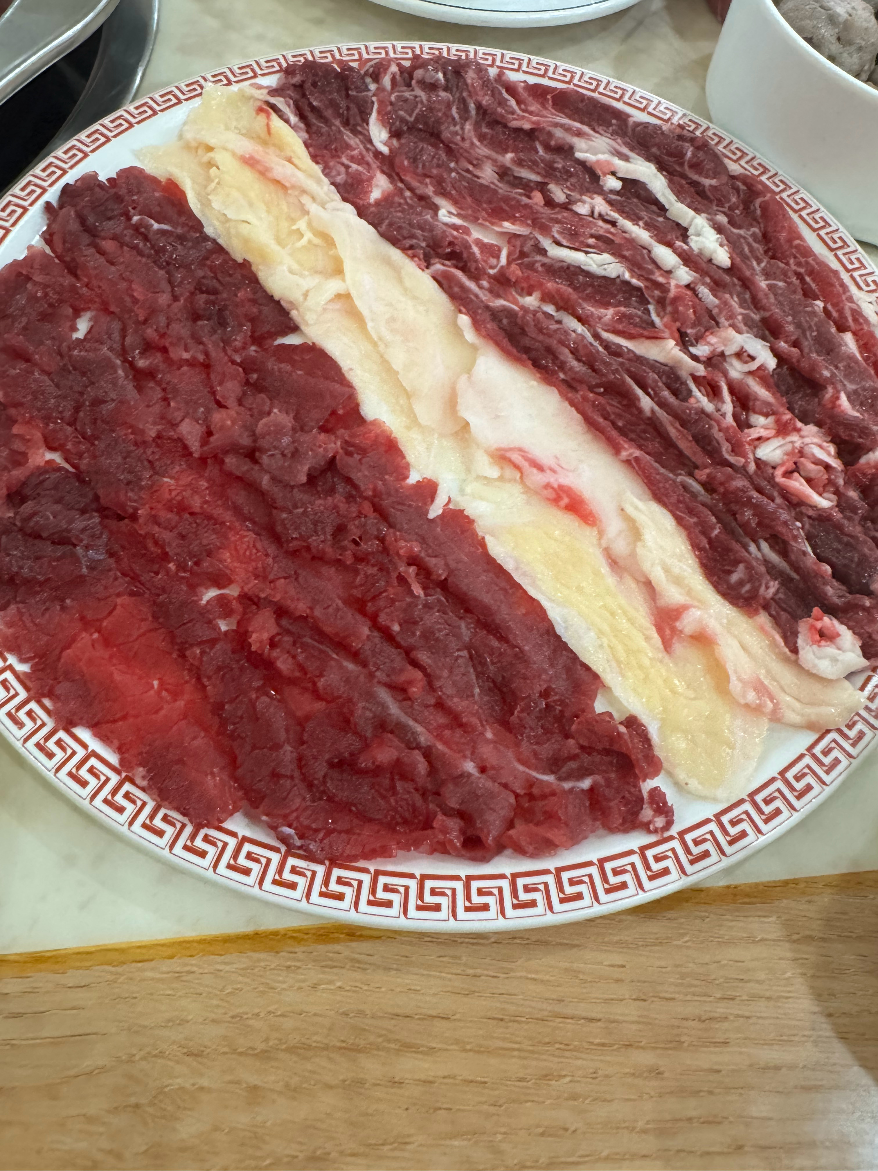 整上牛肉火锅了，其实不应该点鸳鸯锅的，但最近真的一点辣都没吃到，忍不住了，哈哈。
