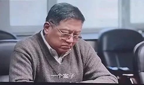 看破剧被群演笑死了，看这表情， 旁边政委撅着嘴想：他说的都是我的词啊
为啥噘嘴啊