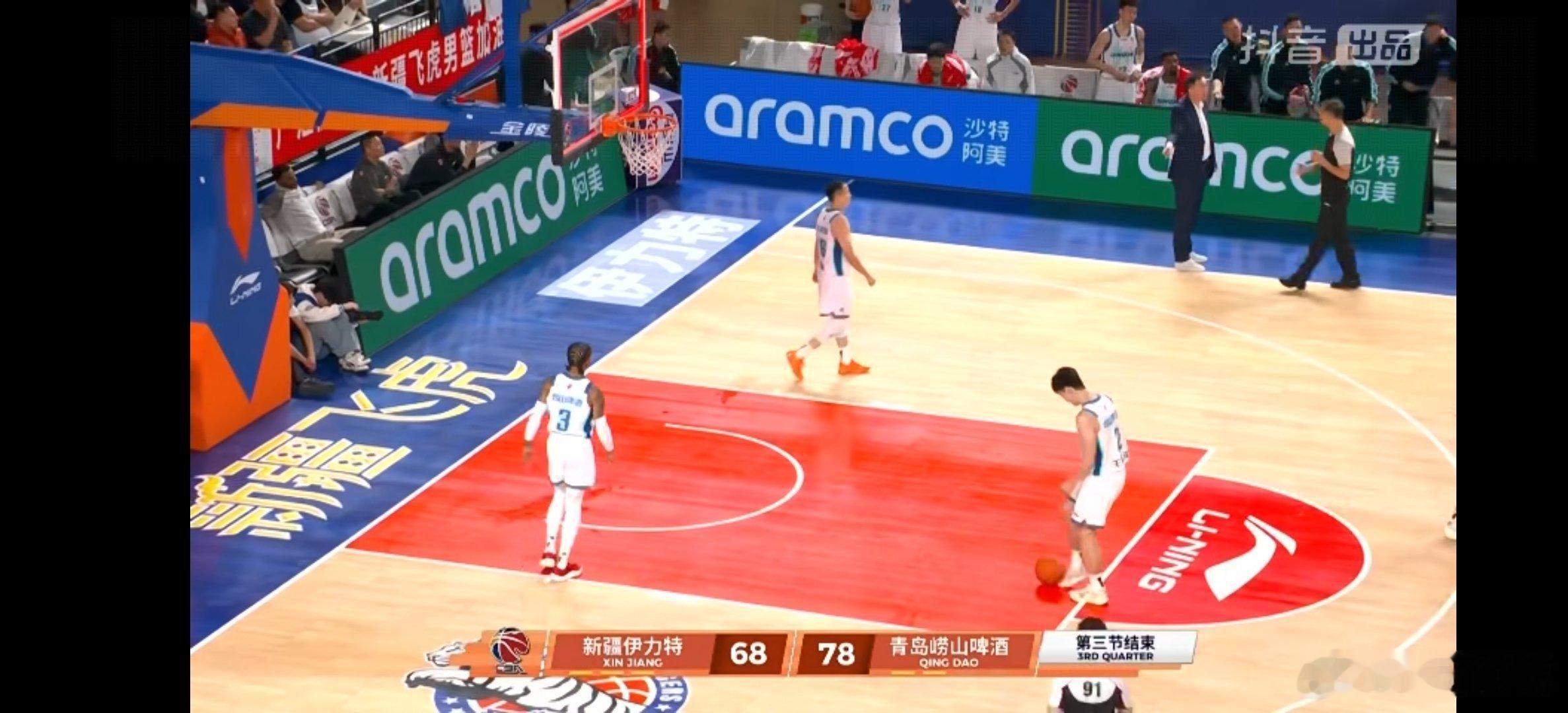 第三节结束，新疆男篮在主场暂时落后青岛十分。新疆男篮vs青岛男篮cba