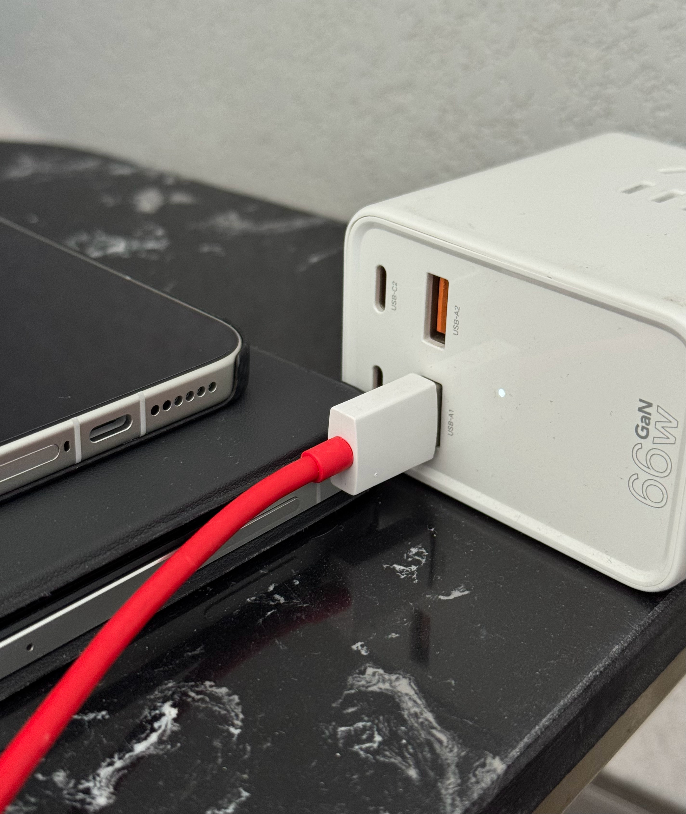 手机充电器千万不要一直插着不拔一直插着确实有安全隐患，但是真的懒得拔，因为喜欢随